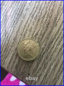 1983 Royal Arms Crest £1 Pound Coin Old Style (One Pound) Coin is